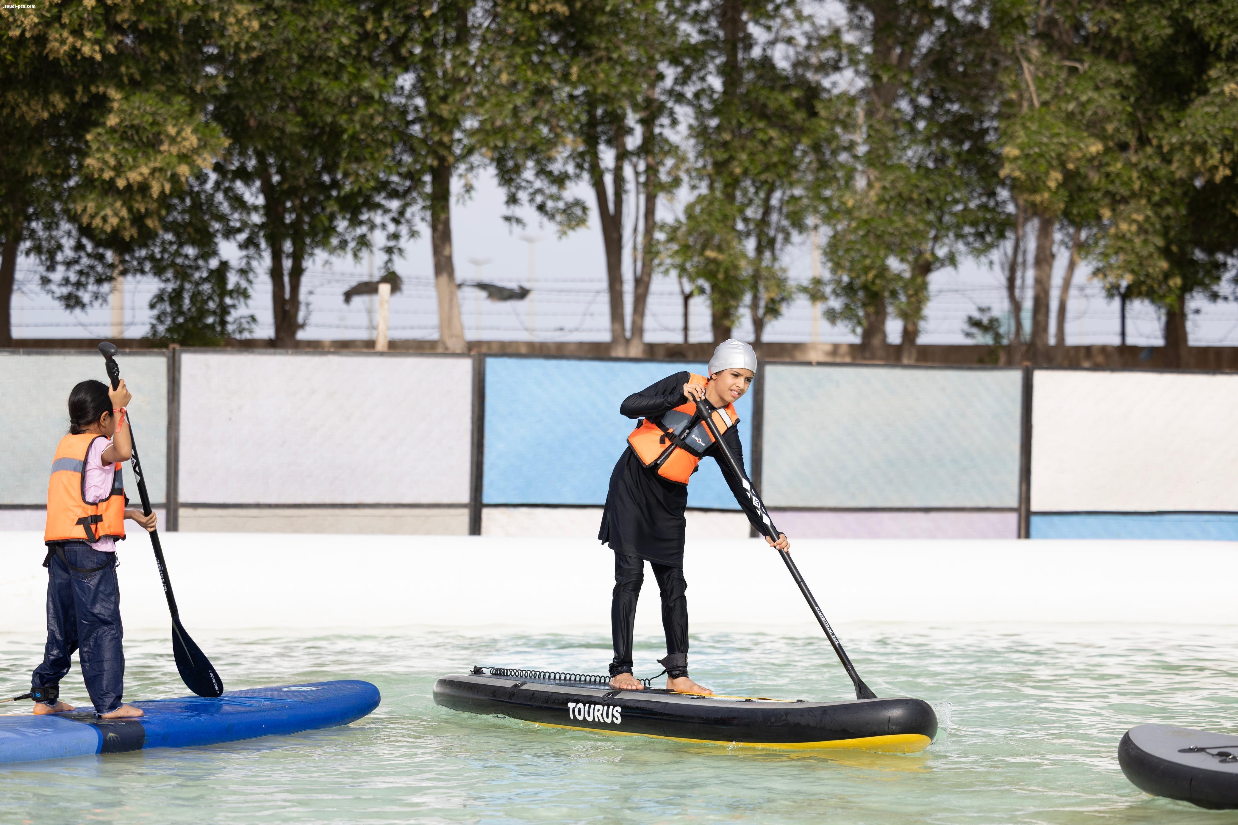 شاطئ نصف القمر بالظهران وجهة سياحية بحرية مثالية بخدمات متكاملة